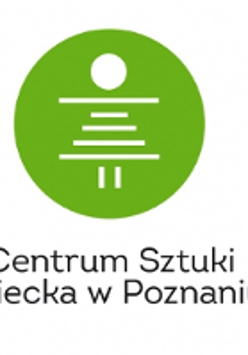 Logotyp teatru. Na białym tle zielona kropka, w której poziomymi liniami narysowana jest postać dziewczynki w sukience. Pod kropką czarny napis Centrum Sztuki Dziecka.