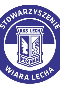 Logotyp Wiary Lecha Poznań - w środku niebieski napis KKS Lech, a pod spodem niebiesko-białe skrzydła Hermesa, a poniżej Poznań. W niebieskim obramowaniu na górze napis Stowarzyszenie, a poniżej Wiara Lecha