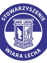 Logotyp Wiary Lecha Poznań - w środku herb z białymi skrzydłami Hermesa na niebiesko-białym tle. Powyżej napis KKS Lech, poniżej Poznań. Całość w niebiesko-białym kole oraz niebieskim obramowaniu z białym napisem Stowarzyszenie oraz Wiara Lecha