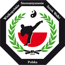 Logotyp Wielkopolskiego Stowarzyszenia Sztuk Walki - w środku na biało-czerwonym tle wizerunek kopającego zawodnika. Wokół jest liść laurowy oraz czarne obramowanie z nazwą organizacji