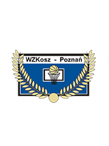 Logotyp Wielkopolskiego Związku Koszykówki - prostokątny logotyp, na jego górze na białym tle czarny napis WZKosz - Poznań. Poniżej niebieskie tło i na środku biała tablica z koszem i nad nim piłka. Całość okala złoty liść laurowy