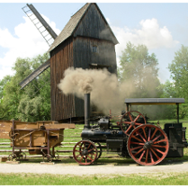 Lokomotywa na tle drewnianego wiatraka