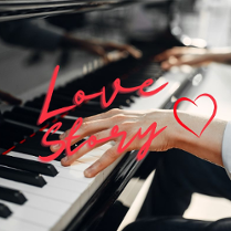 Dłonie grające na czarnym fortepianie. Na pierwszym planie czerwony napis "Love story" i rysunek serca.