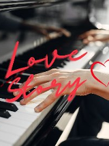 Dłonie grające na czarno-białych klawiszach fortepianu. Na pierwszym planie czerwony napis Love Story i rysunek serca.