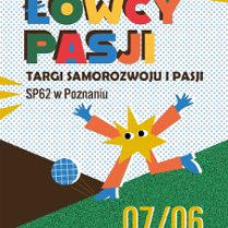 Plakat, który reklamuje Targi Samorozwoju i Pasji. Na kropkowanym tle kolorowe napisy, które informują o wydarzeniu. Na dole plakatu rysunkowy ludzik z głową w kształcie gwiazdy.