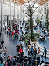 ludzie na terenie Targów Poznańskich