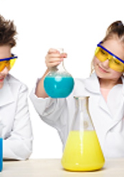 mali chemicy w laboratorium