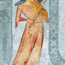 Kobieta w brzoskwiniowej sukni grającej na skrzpcach na niebieskim tle.