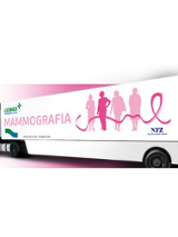 TIR. Na naczepie napis: Mammografia i 4 kobiety połączone różową wstążką.