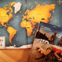 Uproszczona mapa świata, a w jej narożnku leży książka.