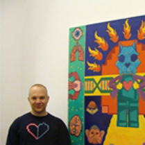 Mariusz Wilderman na tle swojej pracy