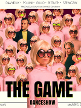 Widoczna wielokrotnie powielona postać młodej dziewczyny. Ma blond włosy, duże czarne okulary, ubrana jest w różowy golf. Wśród tych postaci widoczny mężczyzna i inna kobieta - wyróżniają się ciemnym strojemm.