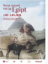 Na plakacie widoczny fragment pustyni, piramida i sfinks. Na pierwszym planie mężczyzna siedzący na wielbłądzie w białej długiej szacie i nakryciu głowy, w ręce trzyma strzelbę.