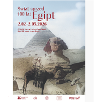 Na plakacie widoczny fragment pustyni, piramida i sfinks. Na pierwszym planie mężczyzna siedzący na wielbłądzie w białej długiej szacie i nakryciu głowy, w ręce trzyma strzelbę.