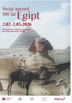 Na plakacie widoczny fragment pustyni, piramida i sfinks. Na pierwszym planie mężczyzna siedzący na wielbłądzie w białej długiej szacie i nakryciu głowy, w ręce trzyma strzelbę.