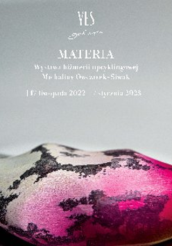 Obrazek przedstawia plakat promujący wystawę biżuterii upcyklingowej Michaliny Owczarek-Siwak. Oprócz informacji dotyczących wydarzenia, widać na nim jeden z przedmiotów wykonanych przez artystkę.