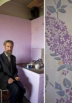 mężczyzna siedzi przy piecu kuchennym