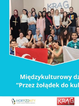 Kolaż zdjęć, na jednym międzynarodowa grupa ludzi, na drugim potrawy, na trzecim dwie kobiety siedzące przy stole. Na głównym zdjęciu napis Międzykulturowy dzień, przez żołądek do kultury.