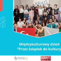 Kolaż zdjęć, na jednym międzynarodowa grupa ludzi, na drugim potrawy, na trzecim dwie kobiety siedzące przy stole. Na głównym zdjęciu napis Międzykulturowy dzień, przez żołądek do kultury.