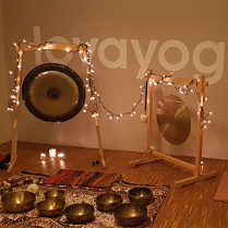 Zdjęcie przedstawia dwa gongi oraz misy leżące na podłodze