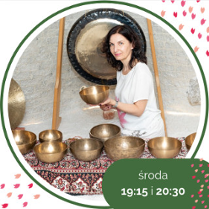 Zdjęcie artyski z misami i gongami w grocie solnej.