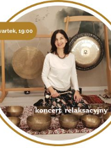 Artystka, która gra na misach i gongach.