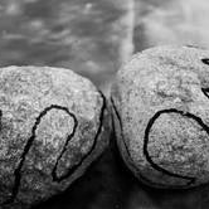 na kamieniach dłonie fot. K. Juściński