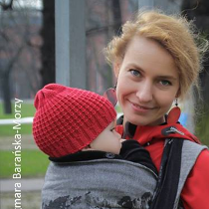 na zdjęciu Justyna Olszewska z dzieckiem w chuście