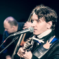 na zdjęciu Przemek Mazurek gra na gitarze