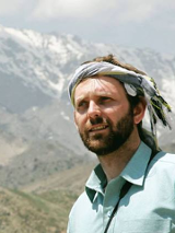 na zdjęciu Zbyszek Pawlak na tle gór