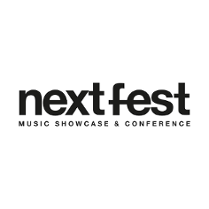 Białe tło z czarnym napisem: "Next fest music showcase & conference".