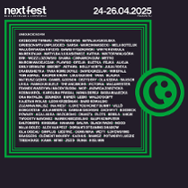 Czarne tło, na nim zielona ramka, w niej białe napisy - wymienieni artyści, którzy będą występowiać podczas NEXT FEST-u.