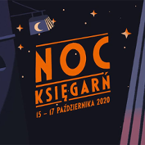 Pomarańczowe litery na tle nocnego nieba pełnego gwiazd.