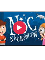 Po lewej roześmiany chłopiec. Po prawej roześmiana dziewczynka. Między nimi napis: Noc Naukowców. Na środku strzałka w kole symbolizująca początek filmu.