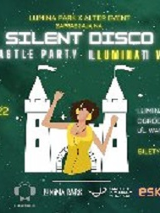 Obrazek przedstawia zarys tańczącej kobiety w słuchawkach na tle zamku