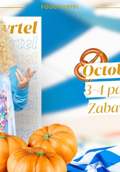 Na stole z biało-niebieskim obrusem w krate leżą przysmaki jak dynia, precle i piwo. W tle zdjęcie Magdy Gessler.