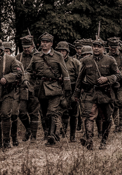 Grupa rekonstruktorów historycznych w mundurach armii Wielkopolskiej.