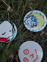 odznaki z odręcznie namalowanymi buźkami