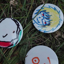 odznaki z odręcznie namalowanymi buźkami