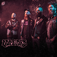 Zdjęcie na którym widać czterech członków zespołu. W lewym dolnym rogu napis z nazwą zespołu Dopelord.