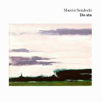 Okładka książki Marcina Sendeckiego "Do stu" Na białym tle tytuł i nazwisko autora oraz malarsko rozmyty pejzaż.