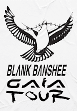 Nabiałym tle grafika czarnego, lecącego gołębia z kawałkiem drutu kolczastego w dziobie. Poniżej napis "Blank Banshee gala tour".