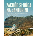 Okładka książki: fotografia greckiej wyspy zrobiona w jasny słoneczny dzień. Na tle błękitnego nieba napisany białymi literami tytuł książki "Zachód słońca na Santoroni. Ciemniejsza strona Grecji" i nazwisko autora - Dionisios Sturis. W dolnej części fotografia przedstawia górzysty krajobraz: w jego centrum biały kościółek z błękitną kopułą, na pierwszym planie osiołek.