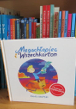 Półka z książkami