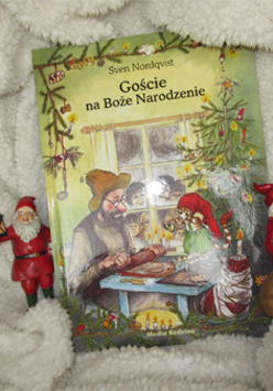 Okładka książki obok figurki Mikołajków