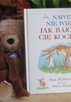 Okładka książki: mały miś na kolanach dużego misia, obok okładka książki "Nawet nie wiesz, jak bardzo cię kocham".
