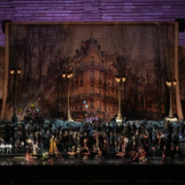 Grupa aktorów operowych na dużej scenie.