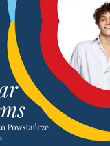 Plakat promujący koncert Oskara Cymsa w Miasteczku Powstańczym. W prawym, górnym narozniku zdjęcie artysty. Granatowe tło, obok czerwone, żółte, niebieskie wstęgi.