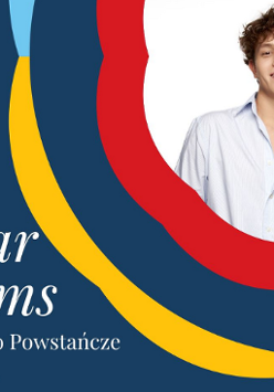 Plakat promujący koncert Oskara Cymsa w Miasteczku Powstańczym. W prawym, górnym narozniku zdjęcie artysty. Granatowe tło, obok czerwone, żółte, niebieskie wstęgi.