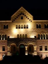 Oświetlony zamek nocą